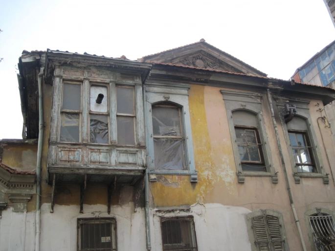 İZMİR’İN SOLGUN ÇİÇEĞİ, İLGİ ALAKA BEKLİYOR…