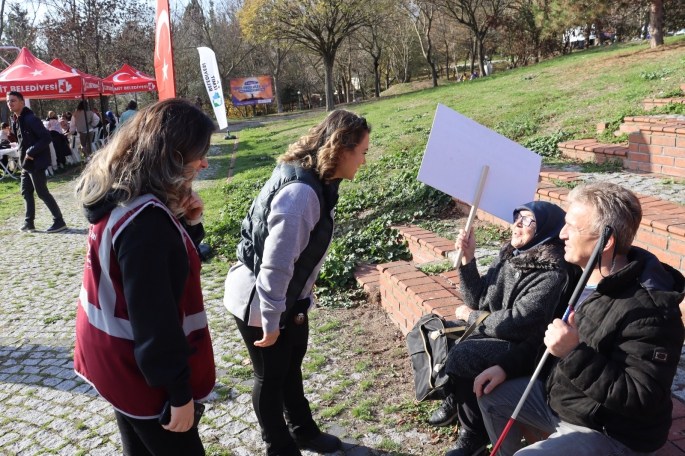 İzmit Belediyesinin engelleri aşan günleri  renkli Engelsiz Kış Pikniğiyle başladı 